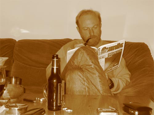 Bier, Pfeife und eine Amateurfunkzeitung (Sepia-Effekt)