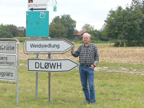 DL0WH − Clubstation with an own road sign